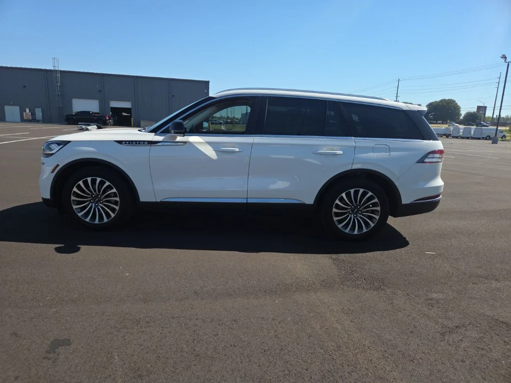 Used 2024 White Lincoln Premiere image 8