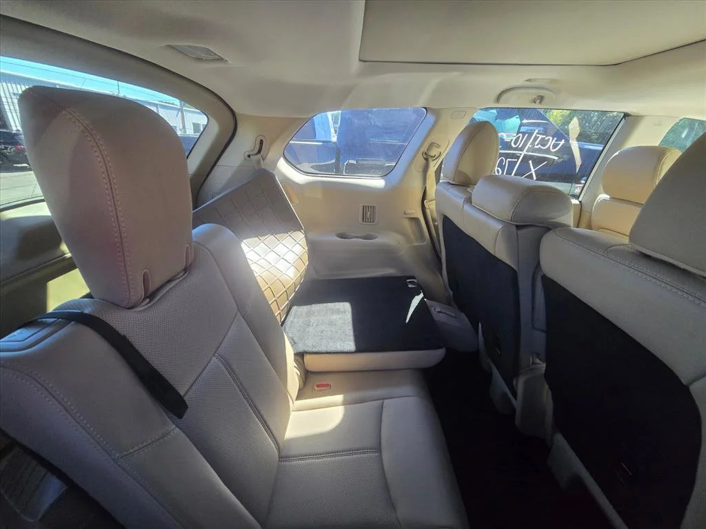 Used 2018 White Nissan Platinum image 7