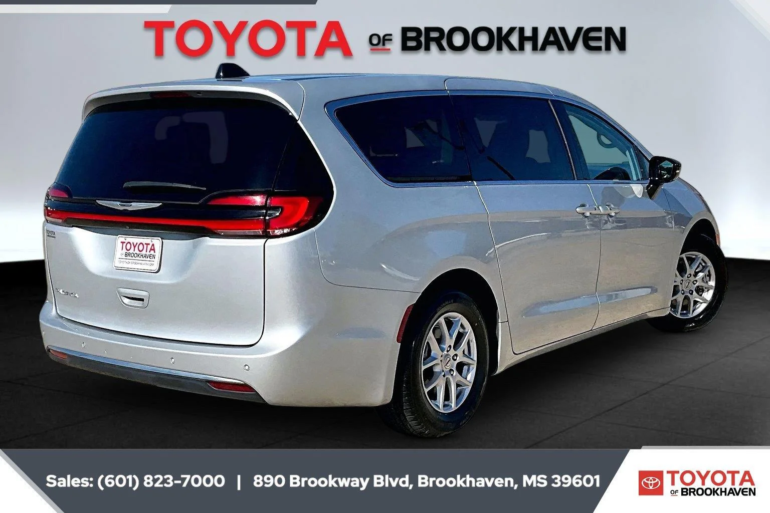 Used 2024 Silver Mist Clearcoat Chrysler Touring L image 11