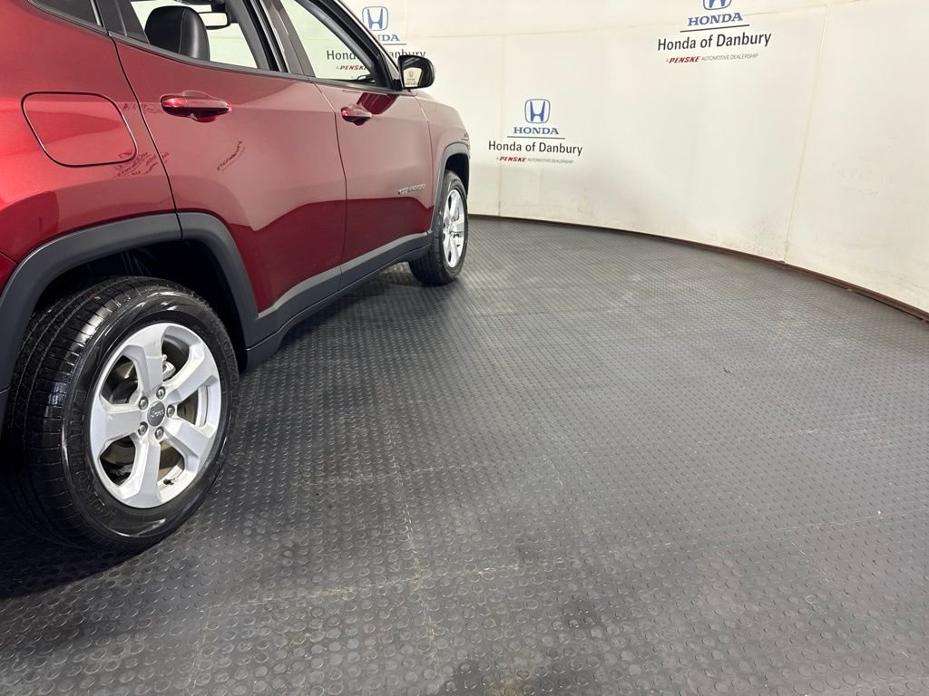 Used 2021 Velvet Jeep Latitude image 4