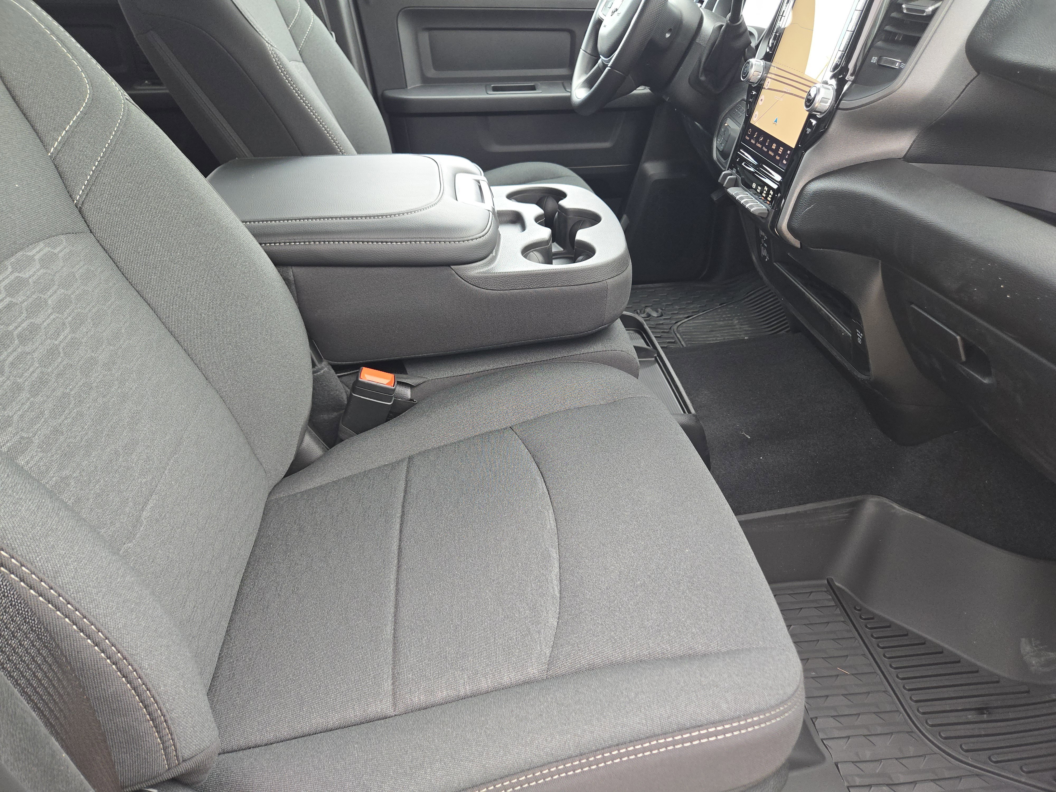 New 2026 Diamond Black Crystal Pearl-Coat Exterior Paint RAM Tradesman image 12