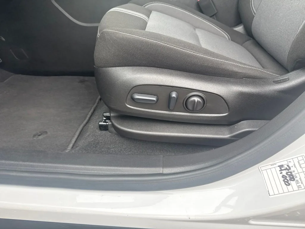 Used 2025 White Chevrolet LT image 30