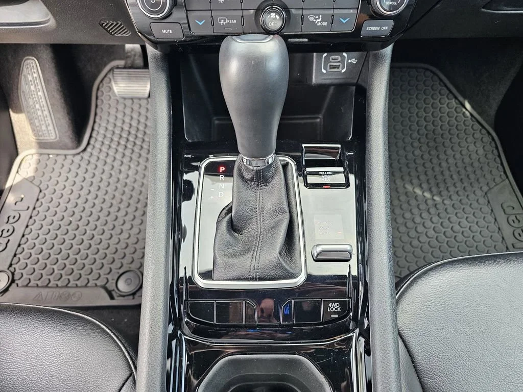 Used 2023 Diamond Black Cry Jeep Altitude image 25