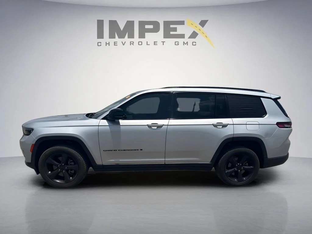 Used 2022  Jeep Limited image 2