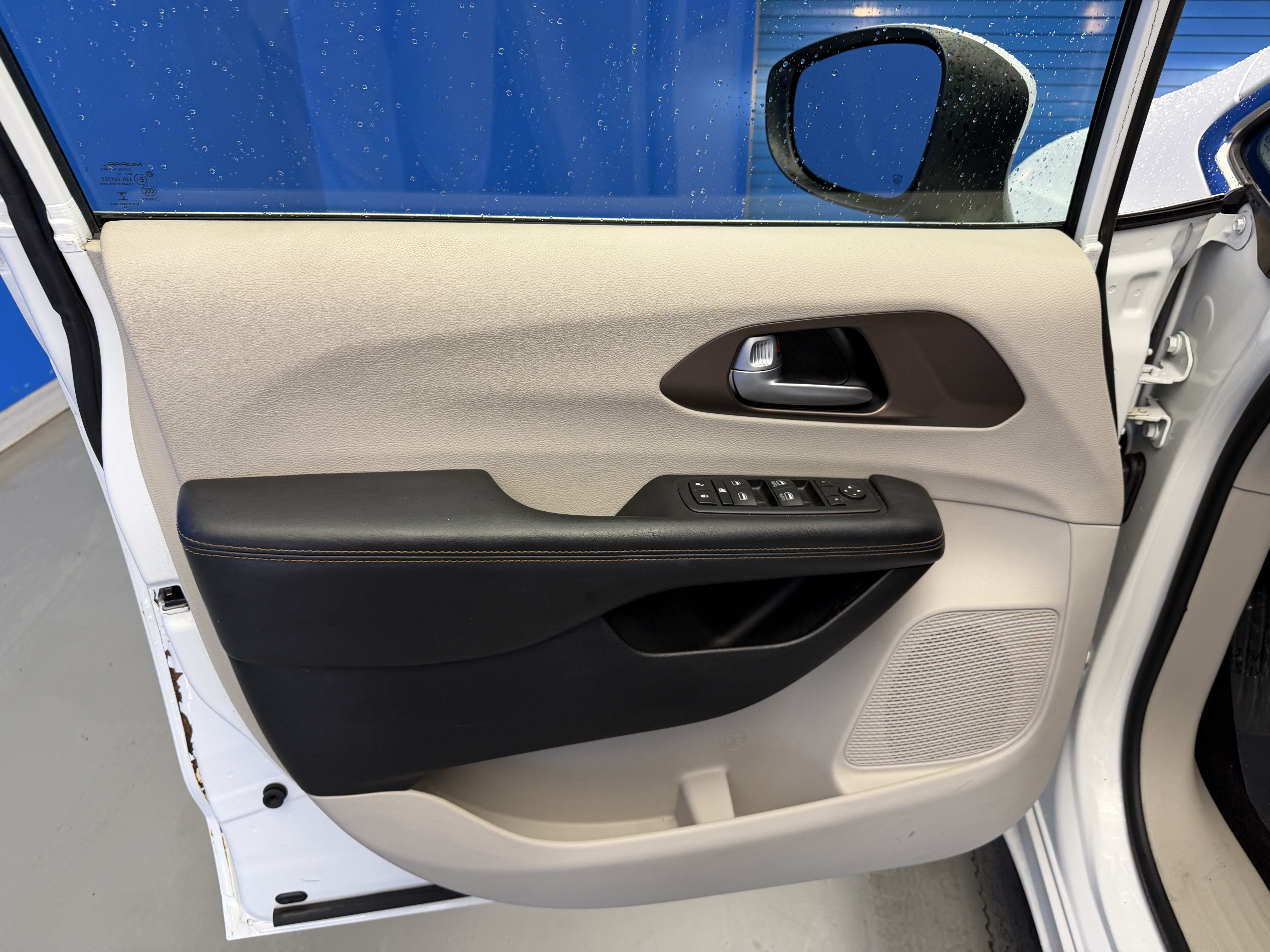Used 2017 Bright White Clearcoat Chrysler Touring image 9