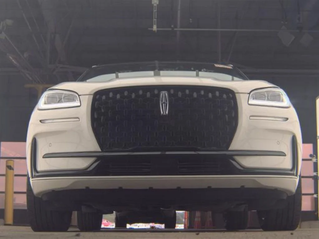 Used 2024 White Lincoln Reserve image 3