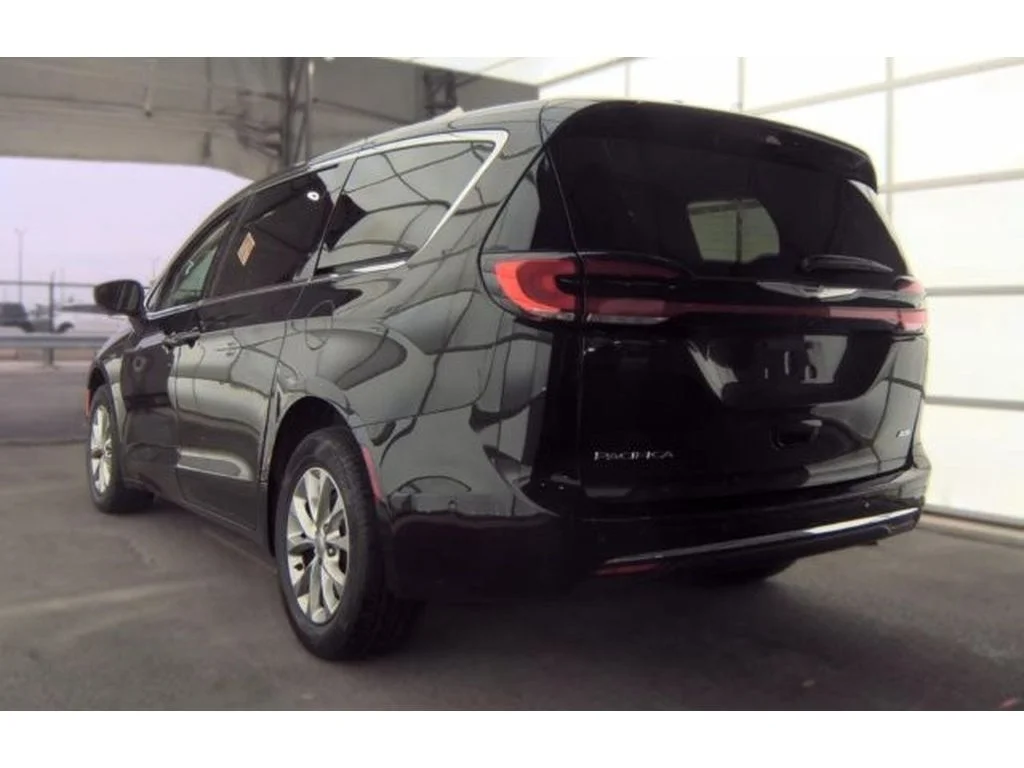 Used 2023 Brilliant Black Crystal Pearlcoat Chrysler Touring L image 4