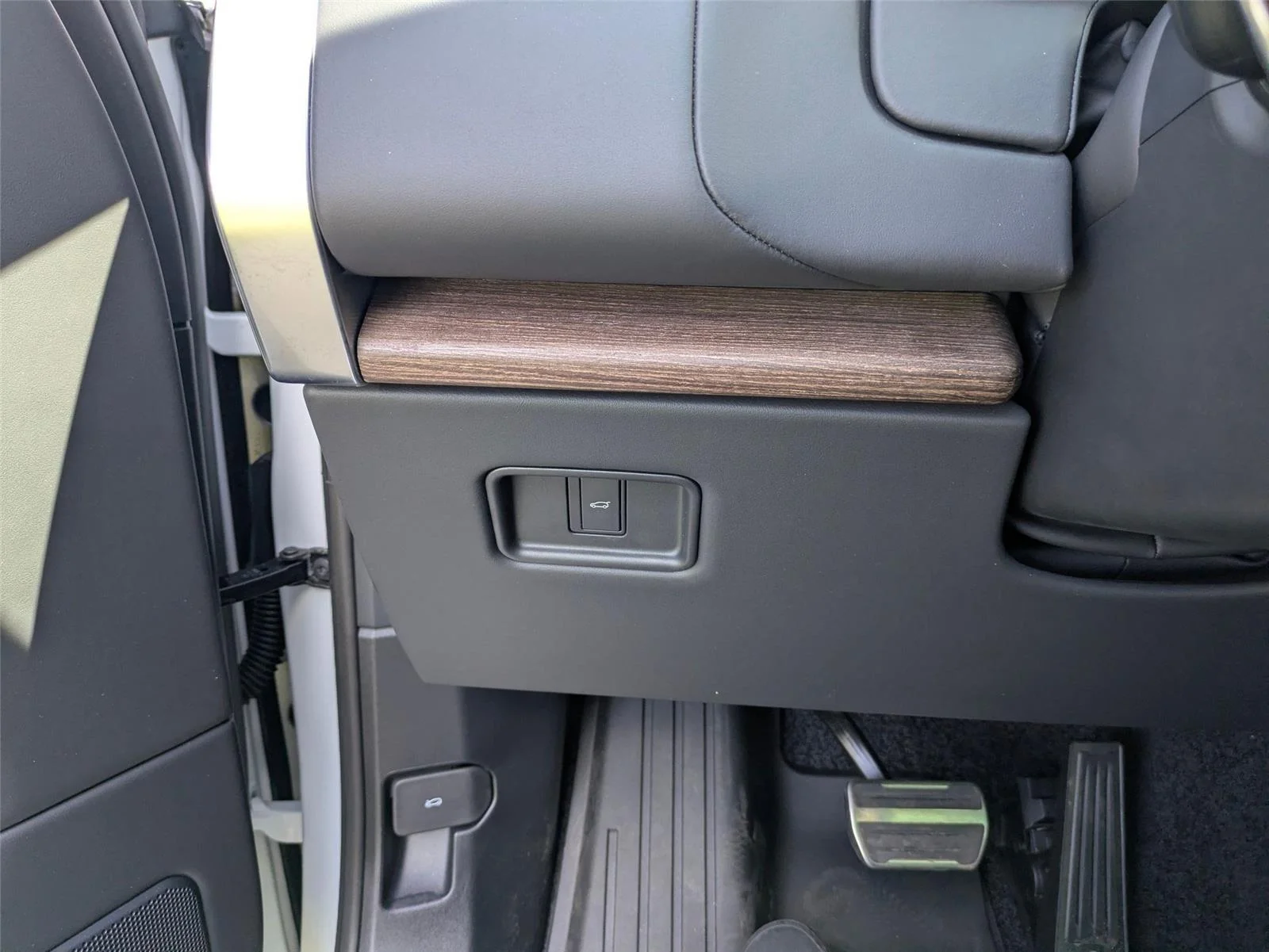 Used 2025  Land Rover SE image 16