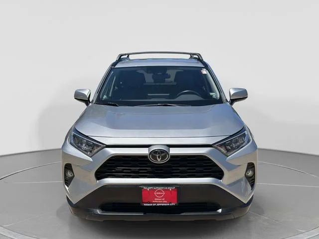 Used 2020 Silver Toyota XLE image 9