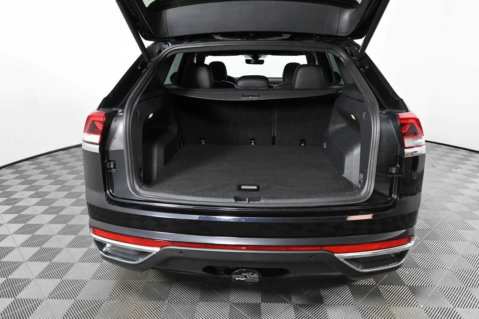 Certified Used 2023 Deep Black Pearl Volkswagen 3.6L V6 SEL image 9