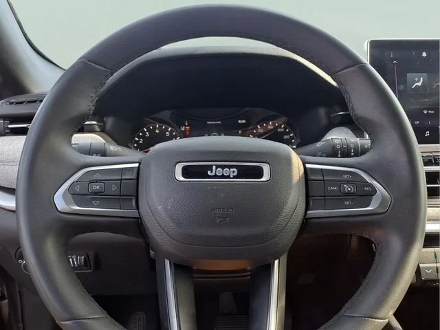 Used 2024  Jeep Latitude image 11