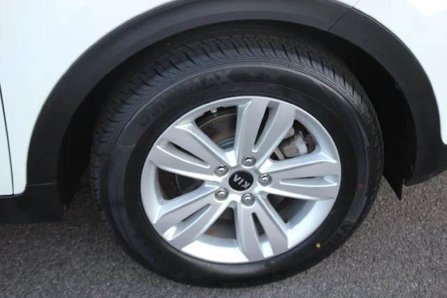 Used 2019 White Kia LX image 34