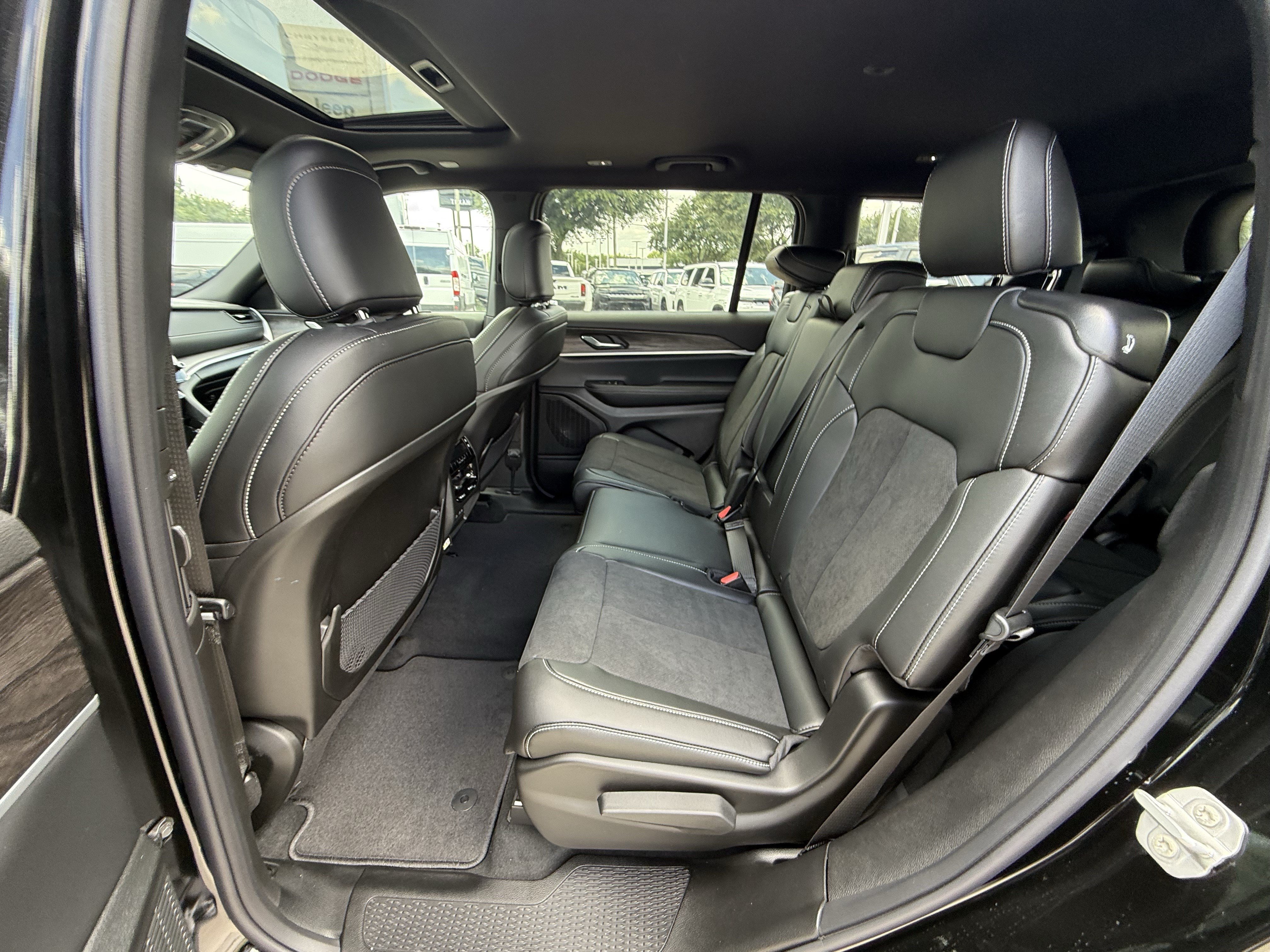 New 2026 Diamond Black Crystal Pearlcoat Jeep Laredo Altitude image 16