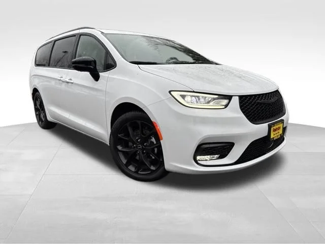 2026 Chrysler Pacifica Select's photo