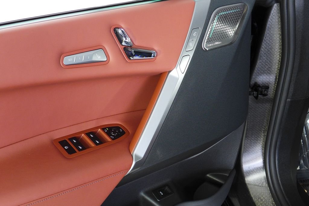 Used 2025 Black Sapphire Metallic BMW M60 image 11