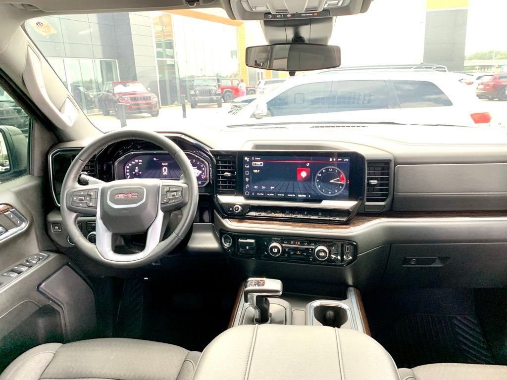Used 2024 White GMC Elevation image 27