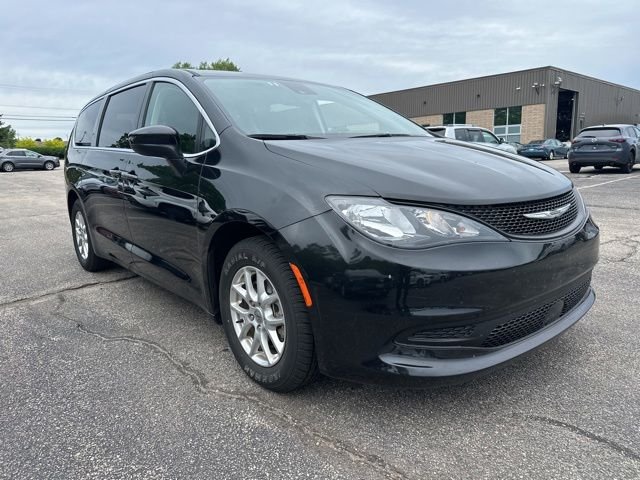 2023 Chrysler Voyager LX's photo