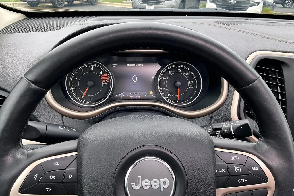 Used 2016 Gray Jeep Limited image 16