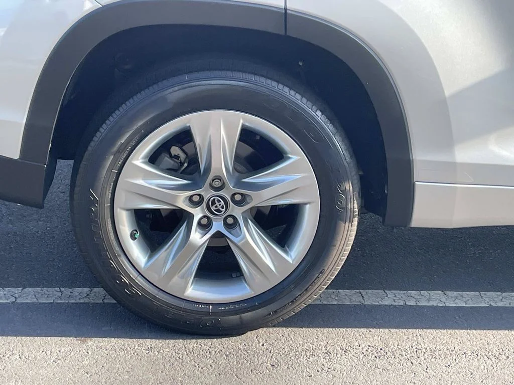 Used 2017 Silver Toyota Limited image 9