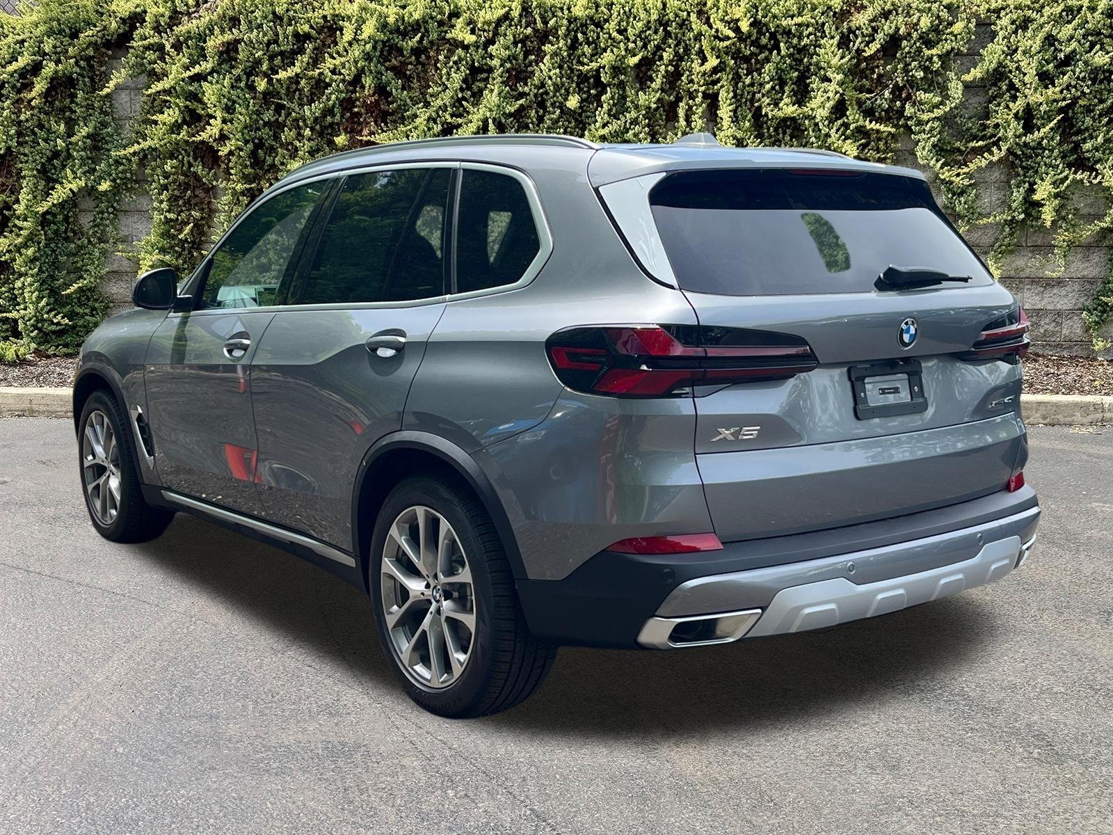 New 2026 Skyscraper Grey Metallic BMW xDrive40i image 4