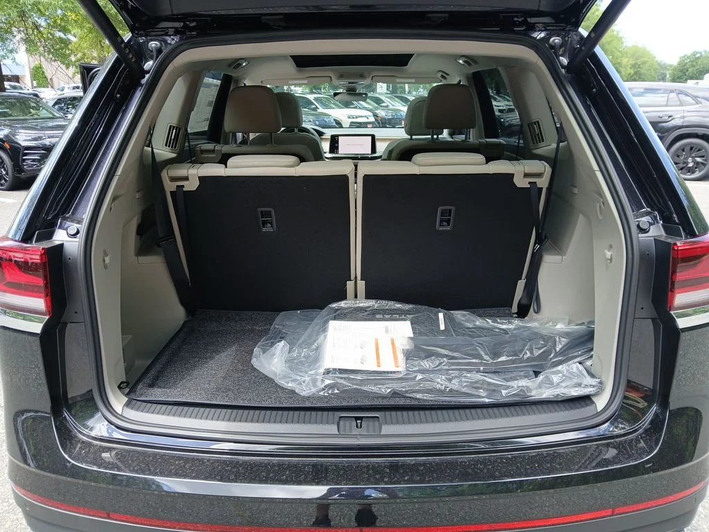 New 2026 Black Volkswagen 2.0T SE w/Technology image 22