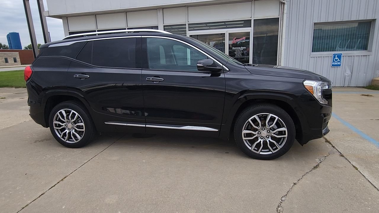 Used 2023 EBONY TWILIGHT METALLIC GMC Denali image 9