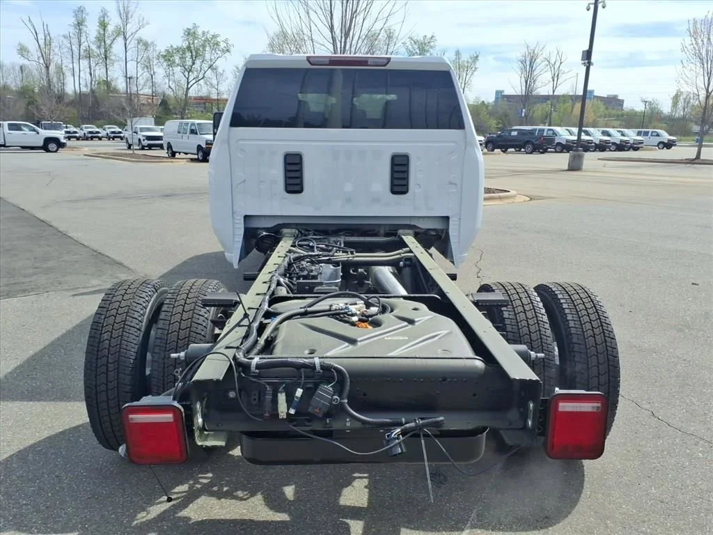 New 2026 Summit White Chevrolet Work Truck image 28