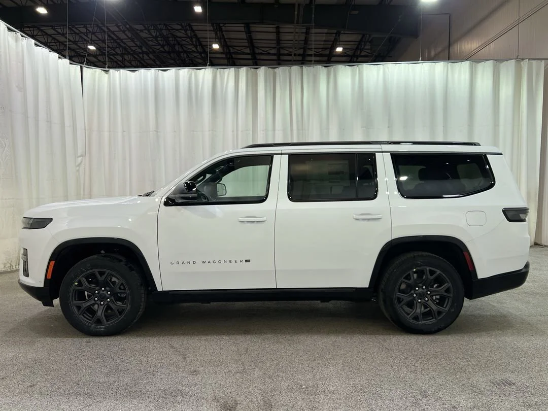 New 2026 Bright White Clear-Coat Exterior Paint Jeep Limited Altitude image 6