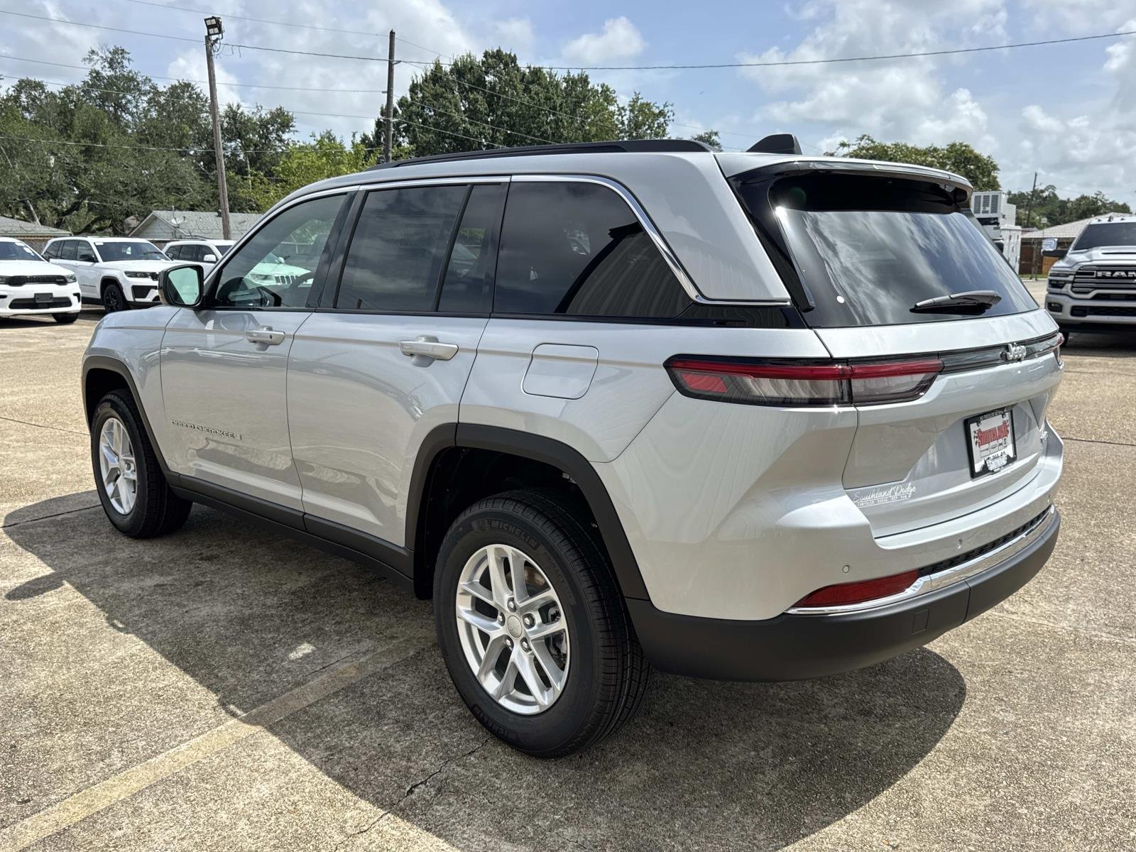 New 2026 Silver Zynith Exterior Paint Jeep Laredo X image 4