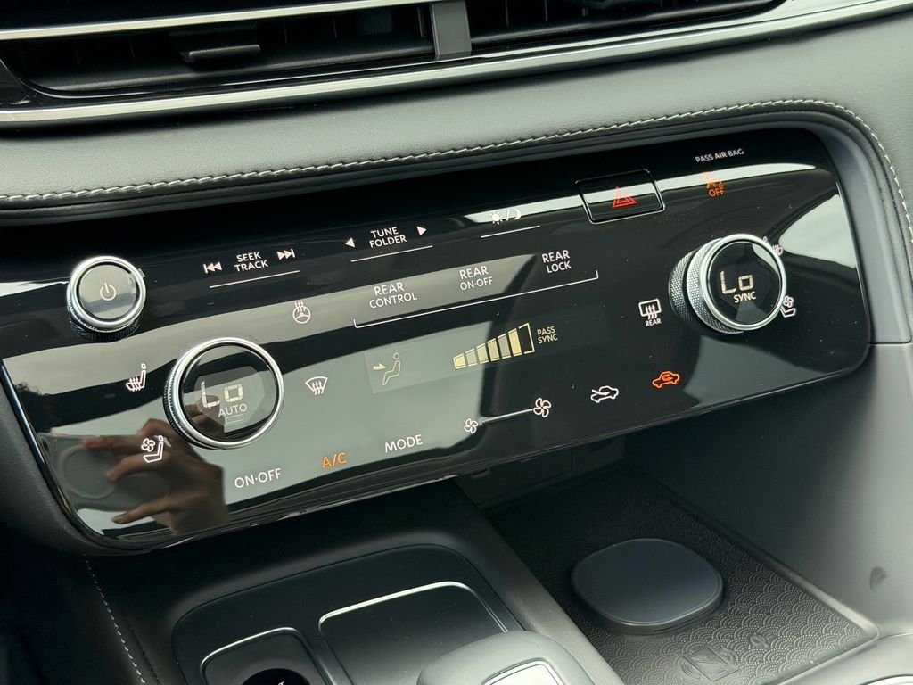 New 2027 MINERAL BLACK INFINITI Luxe FWD image 17