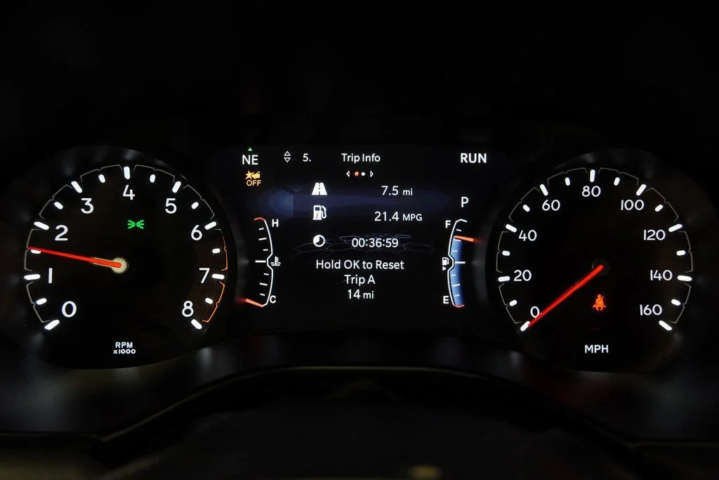 New 2026 Diamond Black Crystal Pearl-Coat Exterior Paint Jeep Latitude image 22