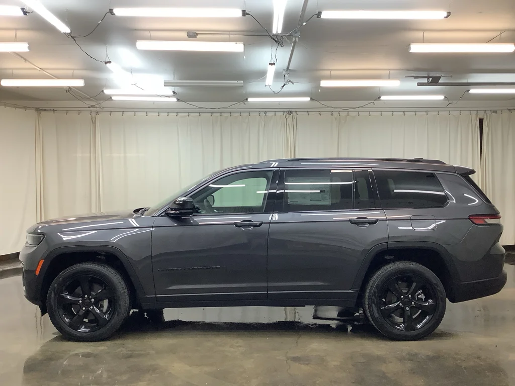 New 2026 Baltic Gray Metallic Clear-Coat Exterior Paint Jeep Limited image 10