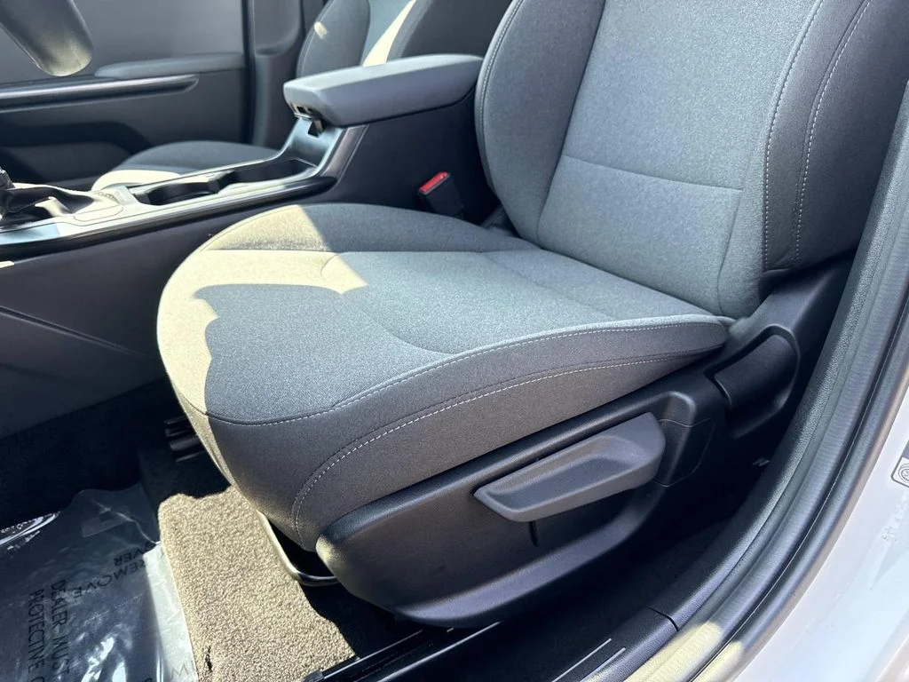 Used 2025 White Kia LXS image 22