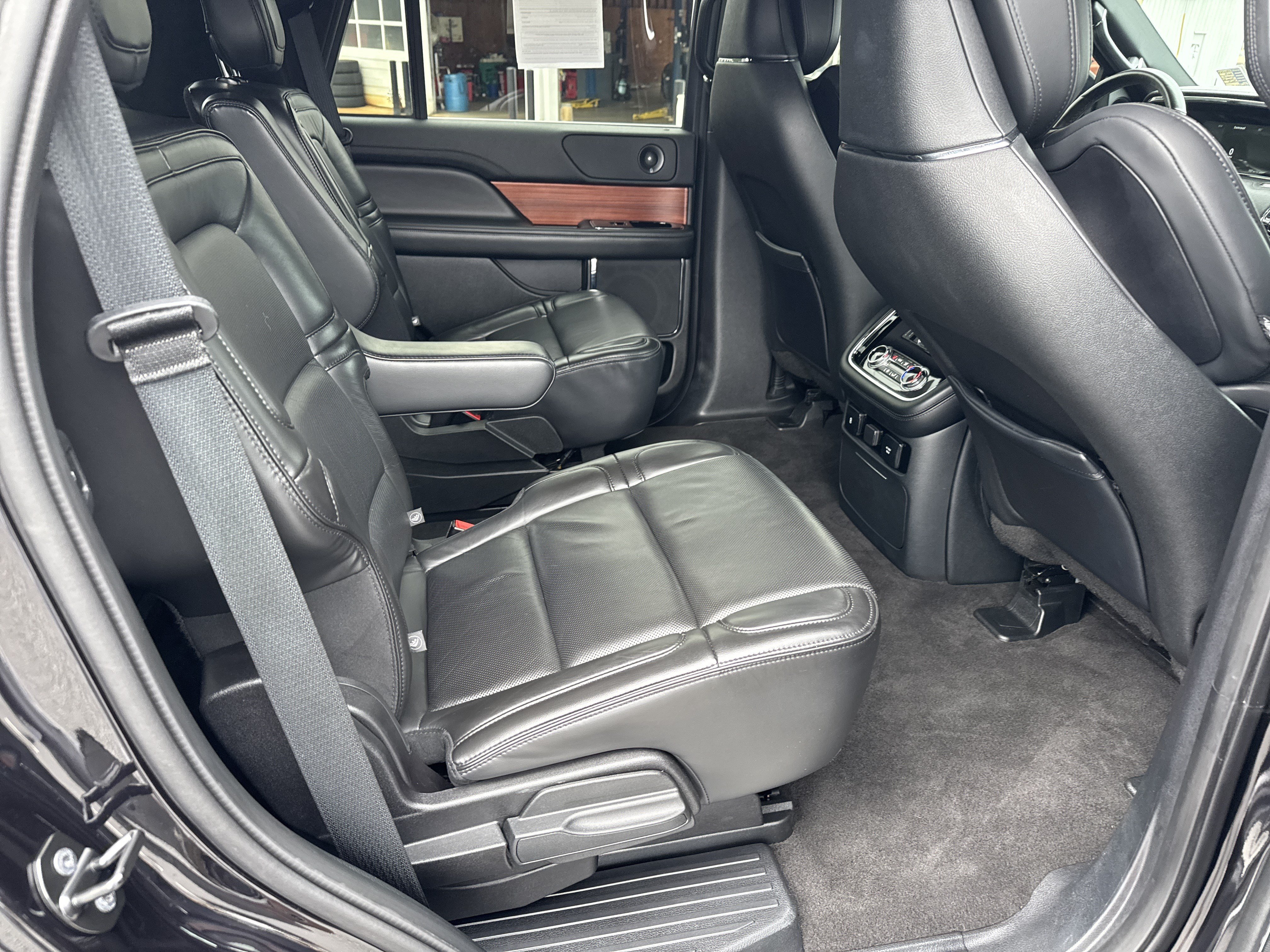 Used 2019 Infinite Black Metallic Lincoln Select image 18