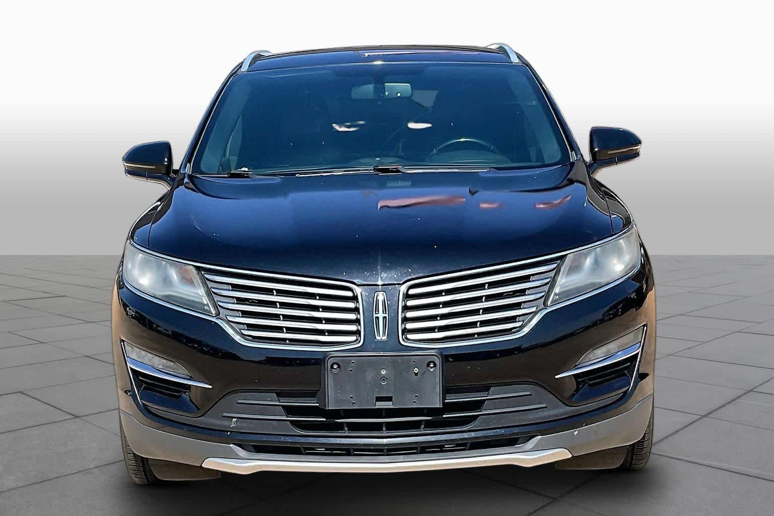 Used 2017 Black Velvet Lincoln Select image 4