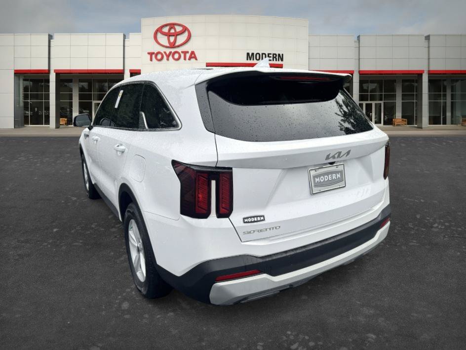 Used 2025 Glacial White Pearl Kia LX image 6