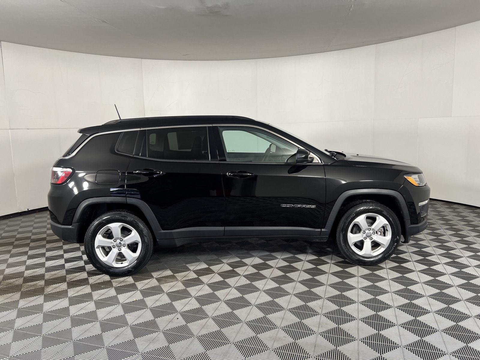 Certified Used 2021 Diamond Black Crystal Pearlcoat Jeep Latitude image 10