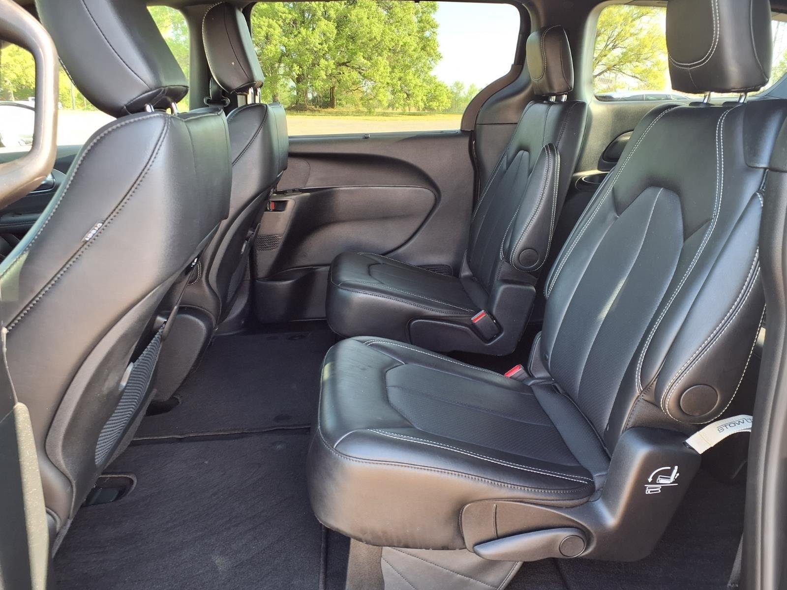 Used 2025 Diamond Black Crystal Pearlcoat Chrysler Select image 21