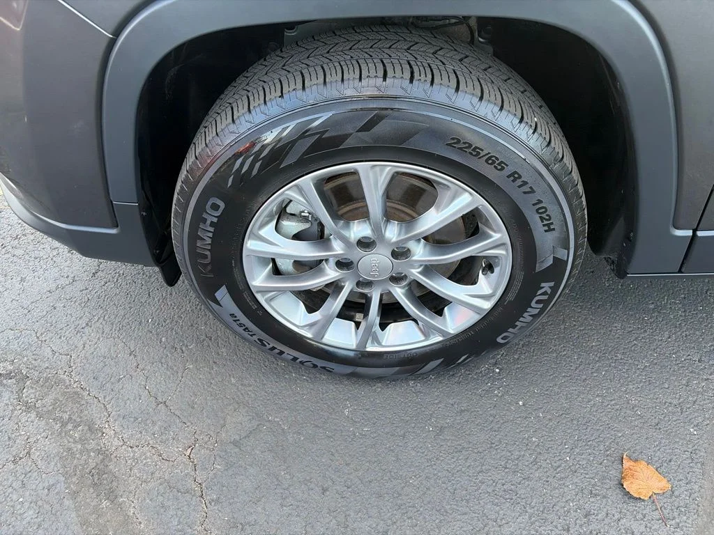 Certified Used 2022 Gray Jeep Latitude Lux image 11