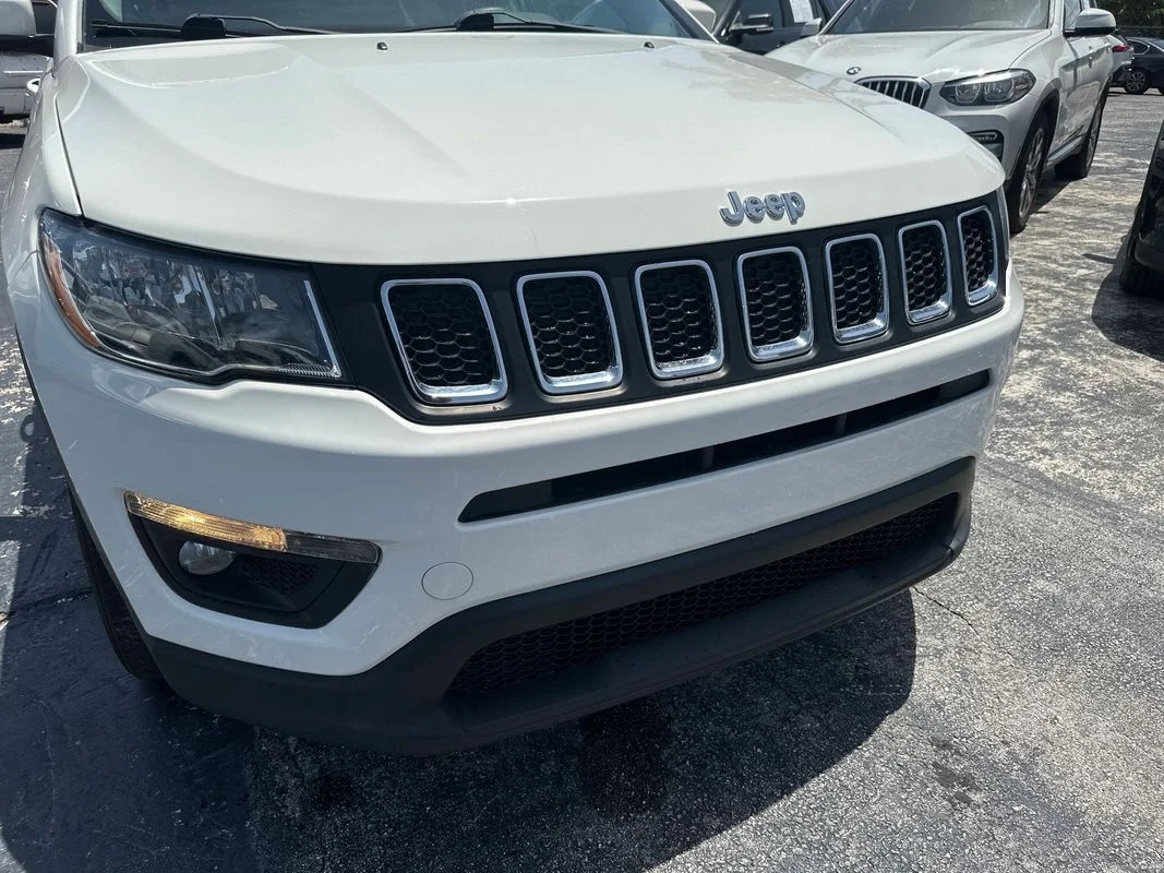 Used 2019  Jeep Latitude FWD image 12
