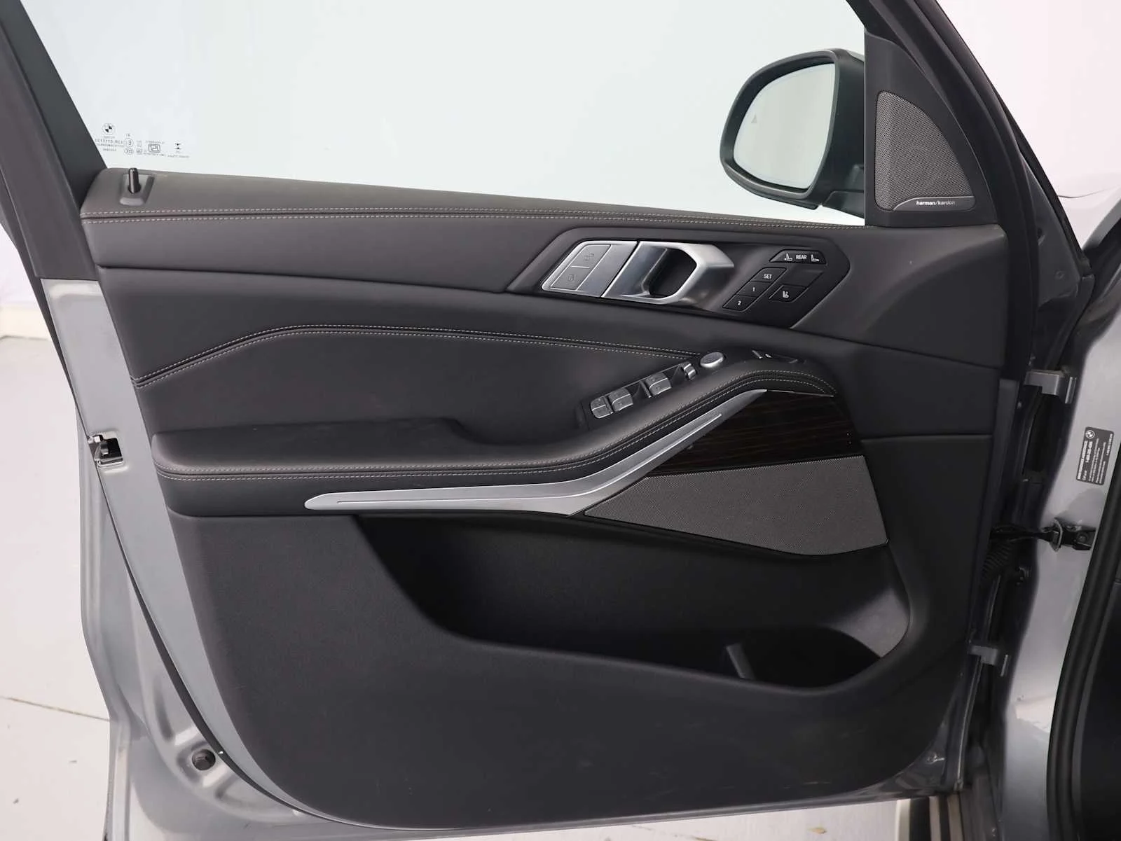 Used 2026 Skyscraper Grey Metallic BMW xDrive40i image 18