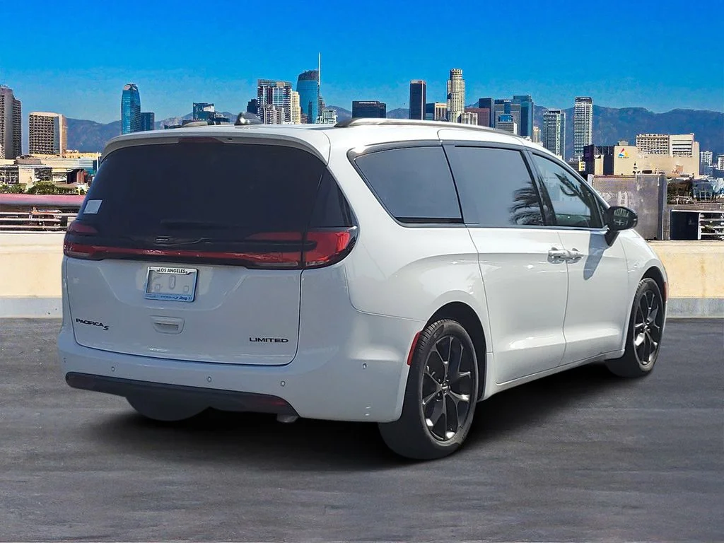 Used 2025 White Chrysler Limited image 4