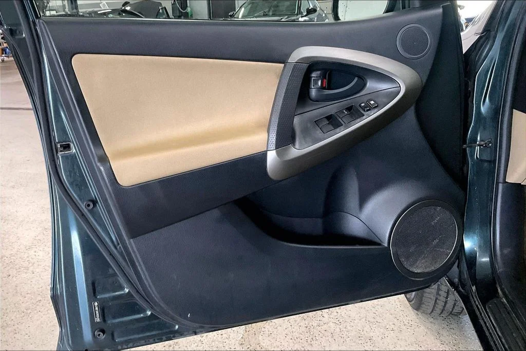 Used 2009 Green Toyota Base image 23