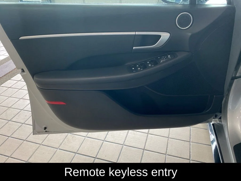Used 2025 Silver Hyundai SEL image 9