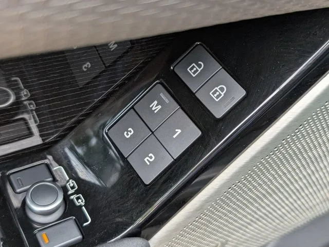 Used 2022 Black Land Rover R-Dynamic S image 16