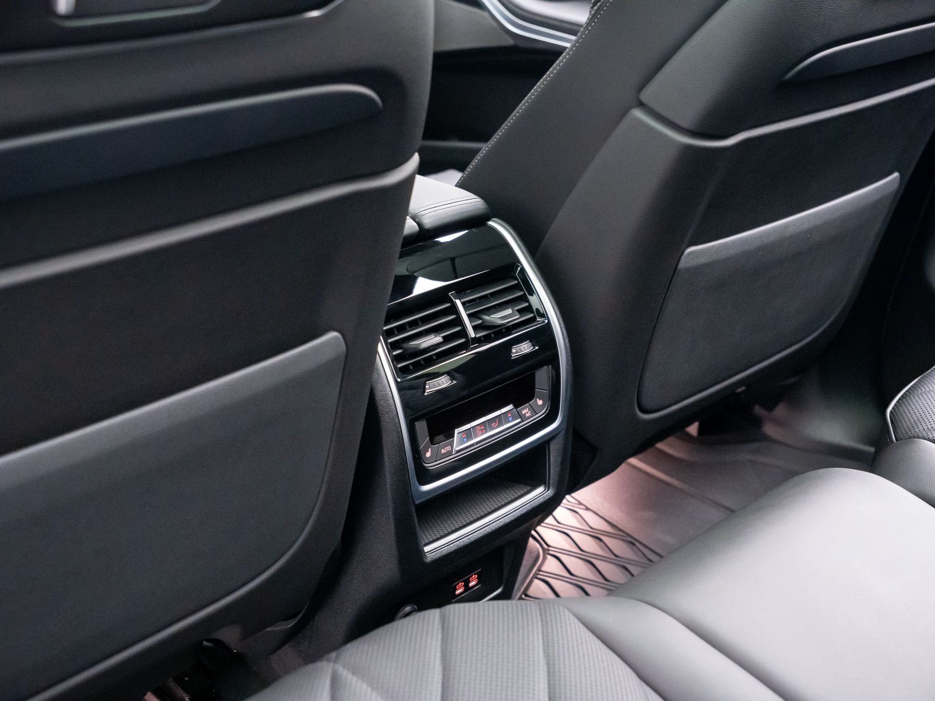 New 2027 Mineral White Metallic BMW xDrive40i image 20