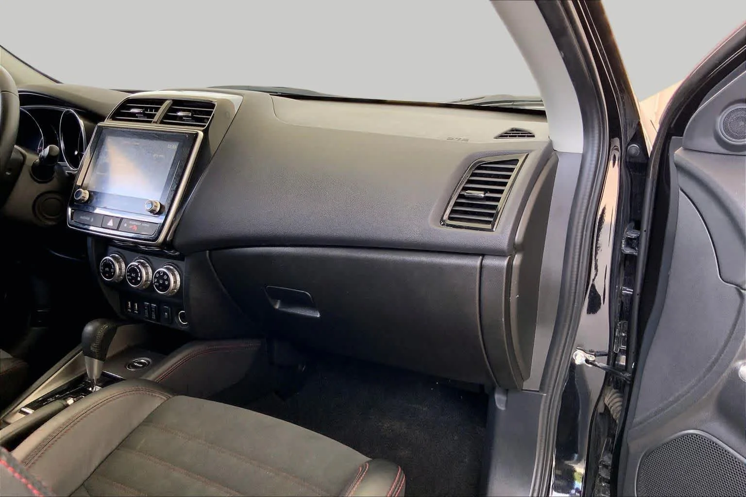 Used 2024 Labrador Black Pearl Mitsubishi SE image 19