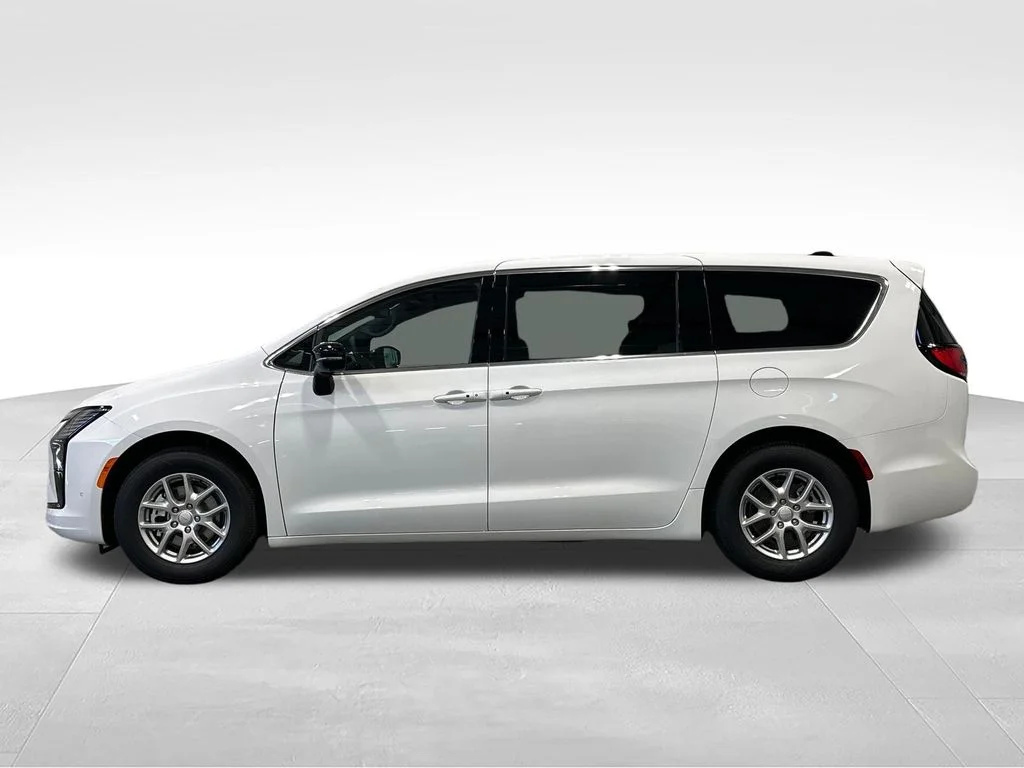 New 2027 Bright White Clear-Coat Exterior Paint Chrysler Select image 4