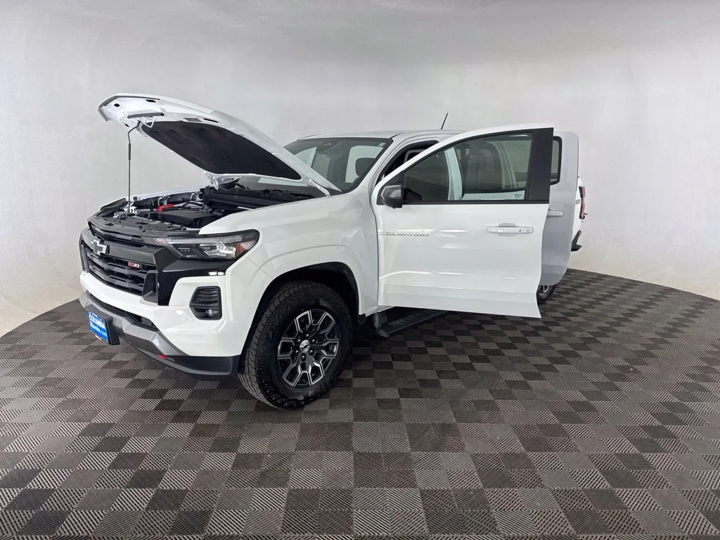 Used 2025 White Chevrolet Z71 image 11