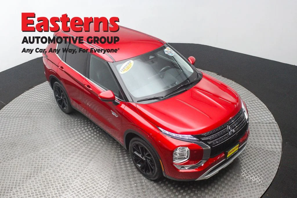 Used 2023 Red Mitsubishi SE image 3